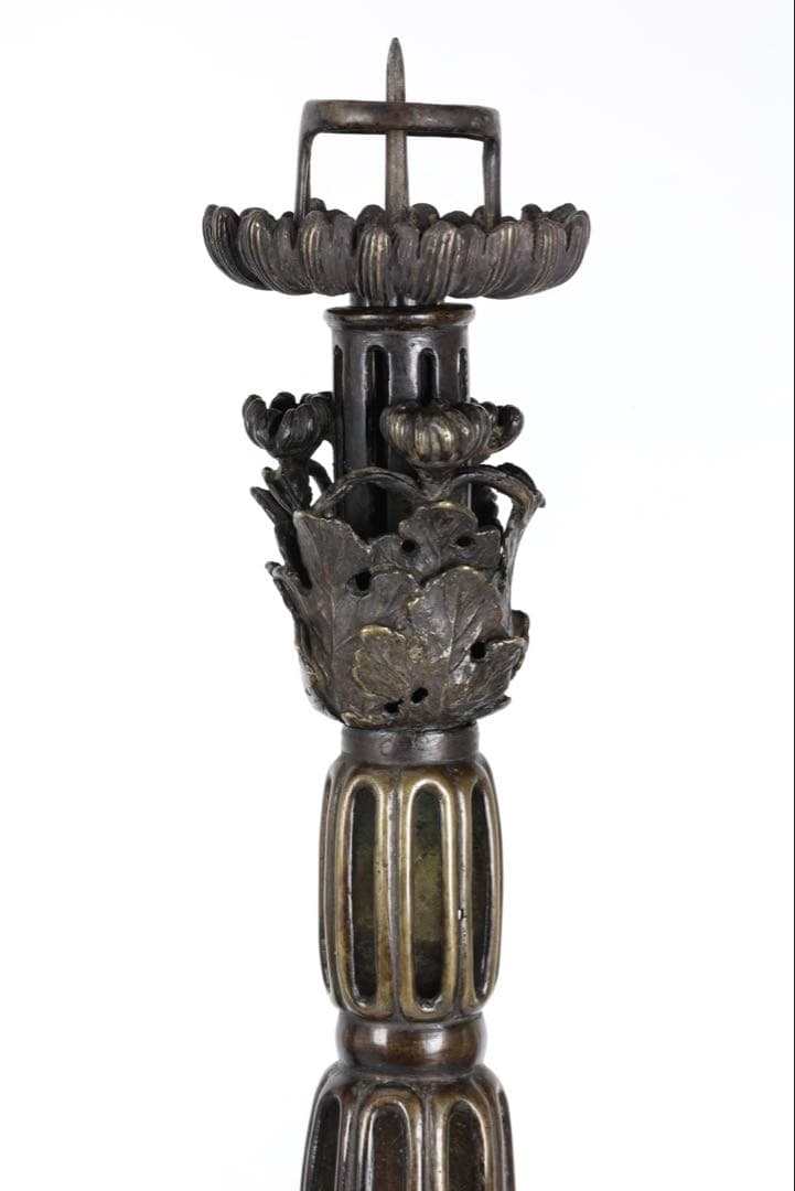大型燭台一対】透彫菊花文 細密彫刻 蝋燭立 仏教美術 仏壇 仏具 骨董