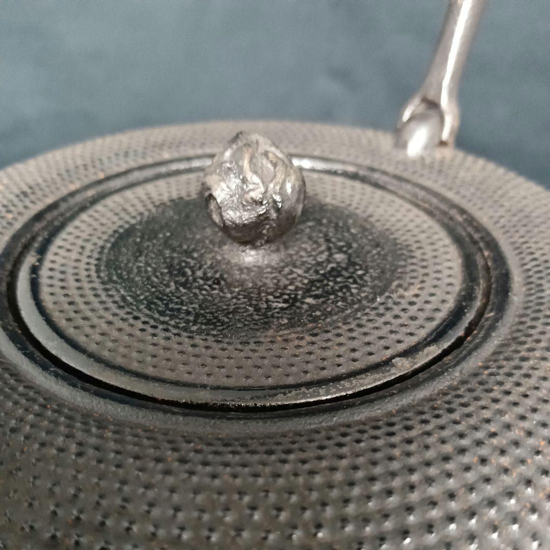 栗文特選 霰地紋 平丸形 蕾摘蓋 鉄瓶 - メルカリ