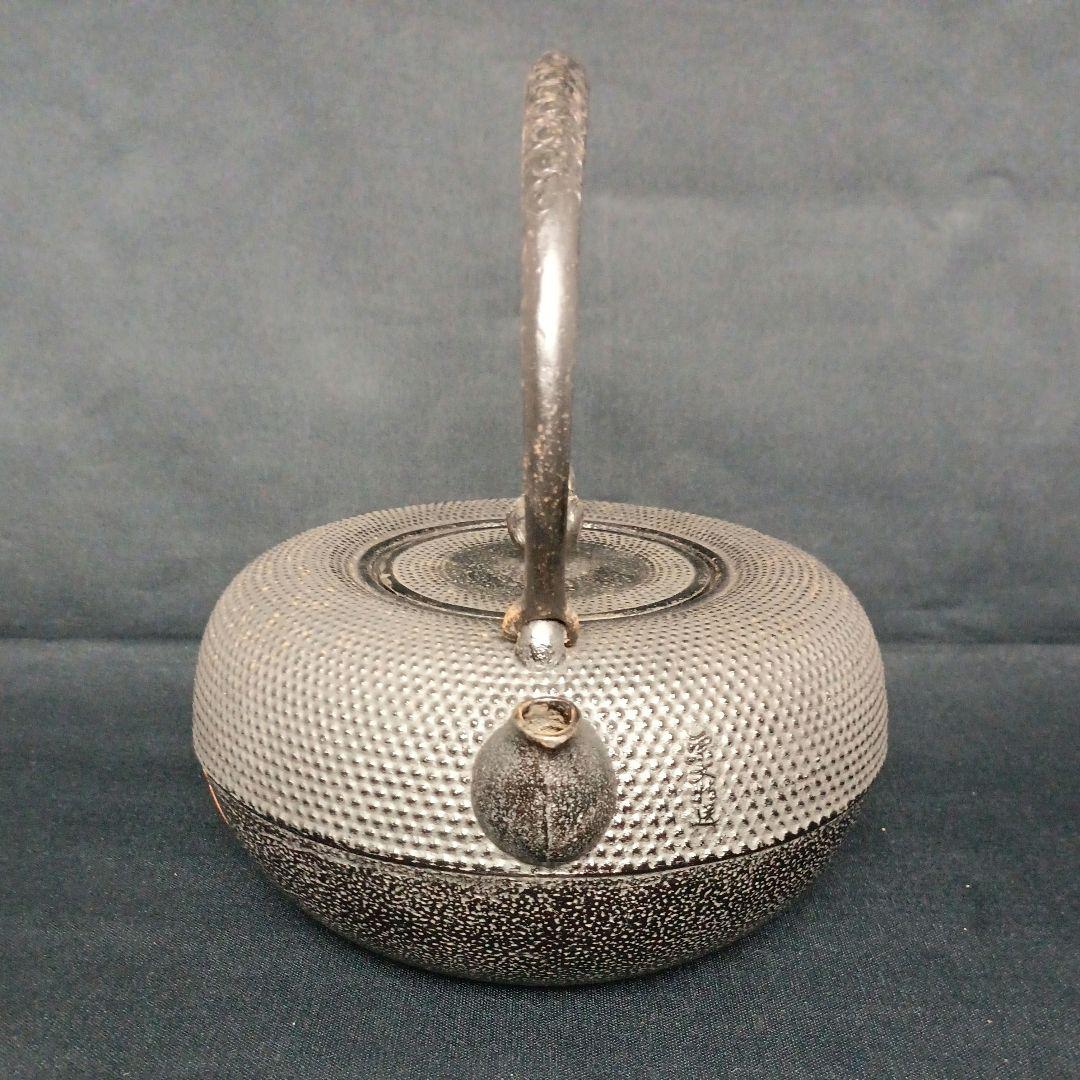 栗文特選 霰地紋 平丸形 蕾摘蓋 鉄瓶 - メルカリ