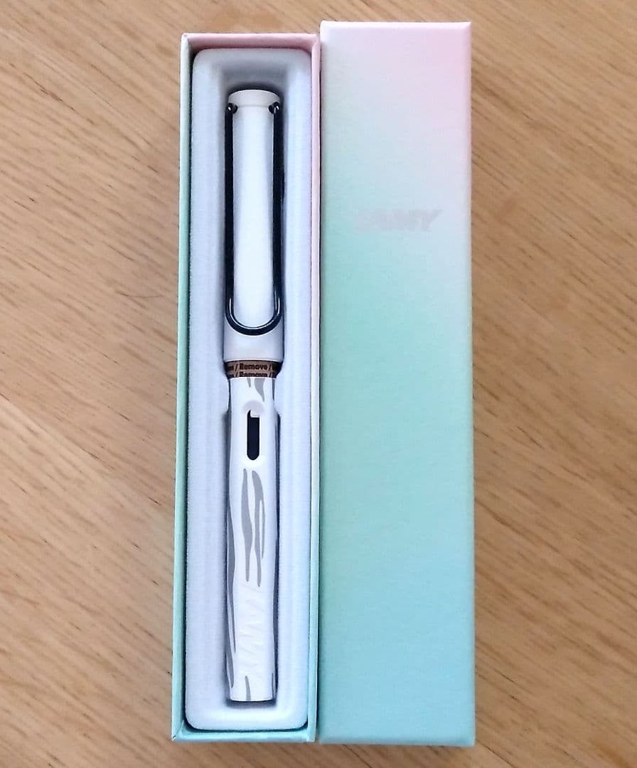LAMY サファリ 万年筆 ゼブラ 白軸 F細字 Amazon | LAMY ラミー 万年筆