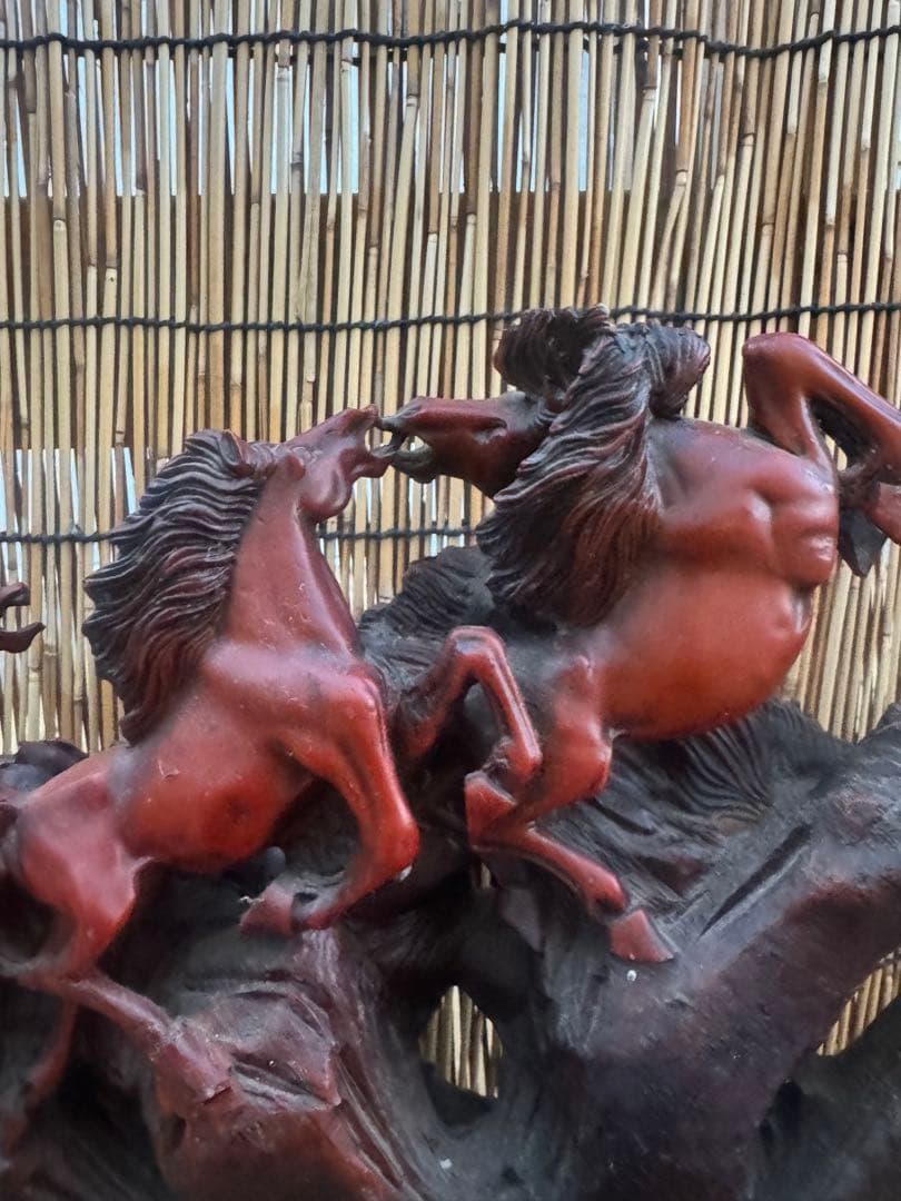 馬の彫刻群 木製 赤褐色 九頭馬 馬 豪華 躍動感 躍動的 置物 インテリア