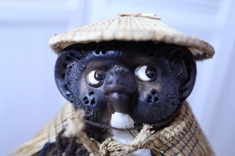 ◇信楽焼 狸さん 高さ約30㎝ ◇笠・嚢・藁草履を下げた珍しい狸 置物