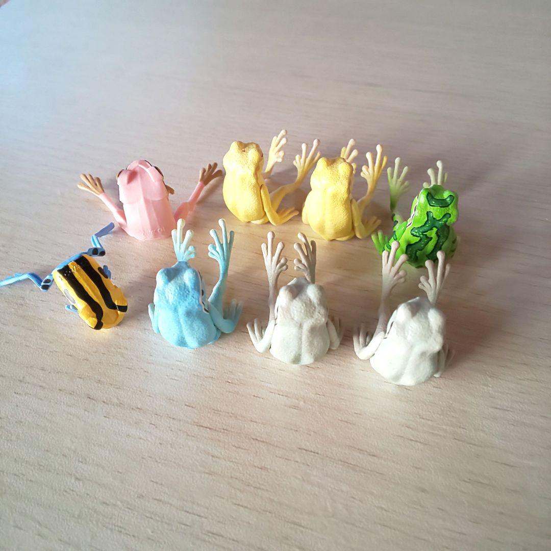カエルのフィギュア 8個セット 座る蛙 ヤムシスワークス - メルカリ