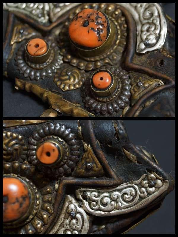 オールドチベット 革製ポーチ財布 古い天然珊瑚象嵌 銀製浮彫り唐草紋