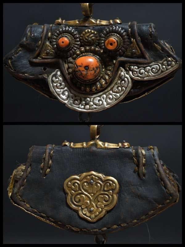 オールドチベット 革製ポーチ財布 古い天然珊瑚象嵌 銀製浮彫り唐草紋