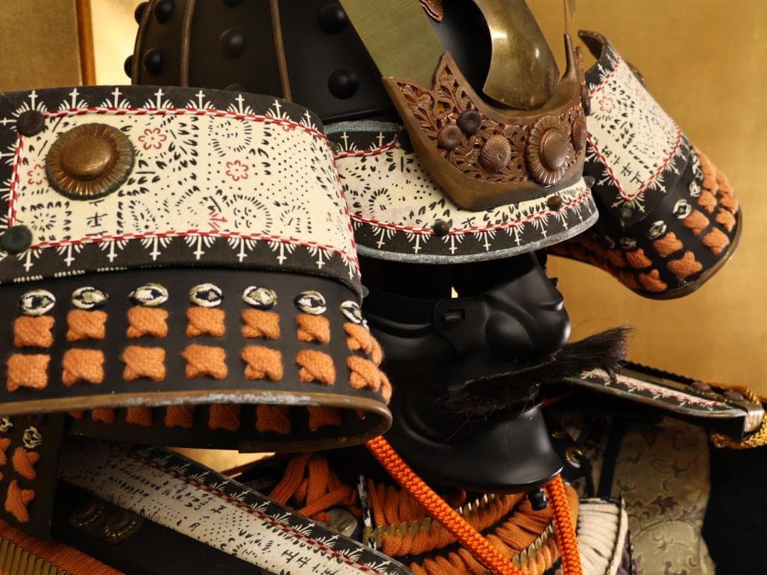 BY02　甲冑　具足　黒胴当世素掛 緋縅　鎧櫃付き　等身大　現代鎧　兜　武具