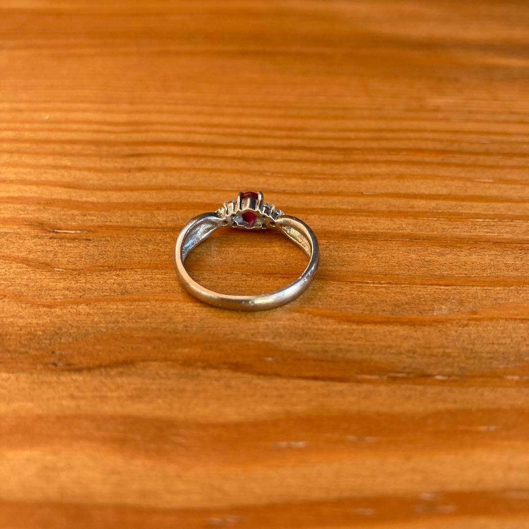 小さなルビーのプラチナリング