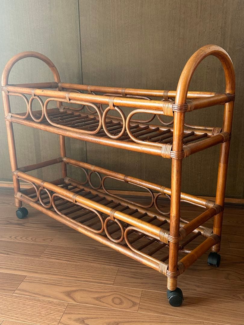 キャスター付きのラタン製2段ラック