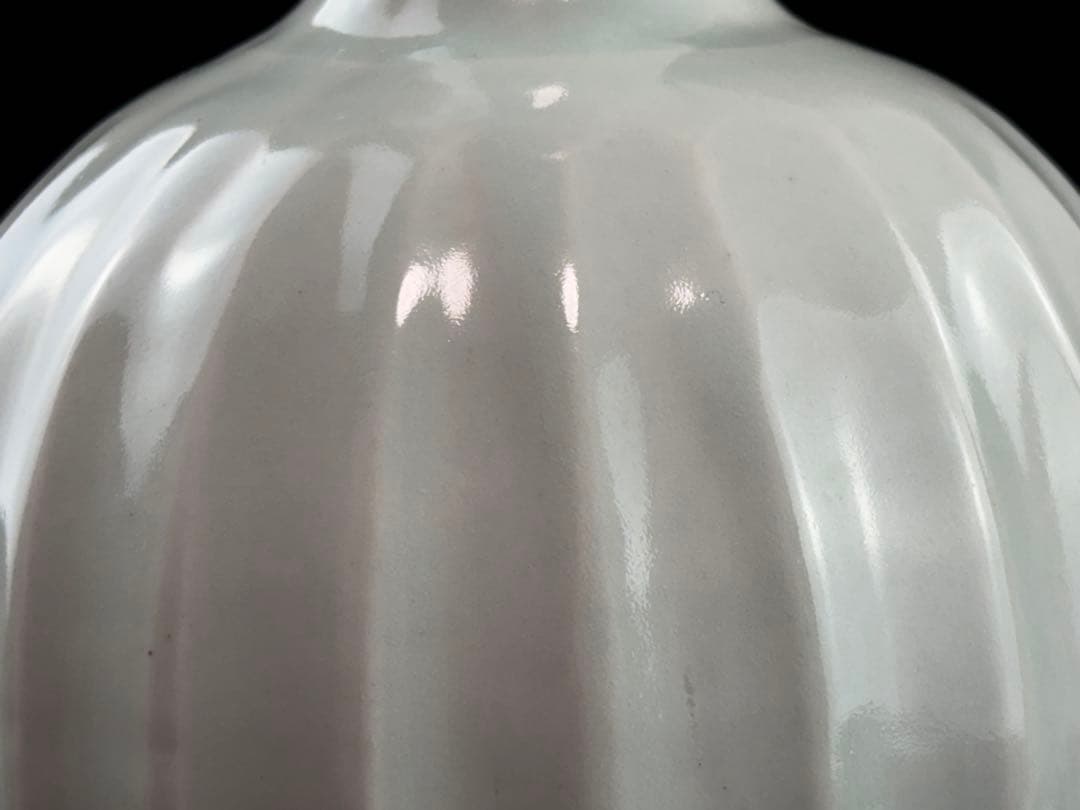 益子焼 名工【瀧田項一】作 白磁鎬手瓶子 共箱 R7112341