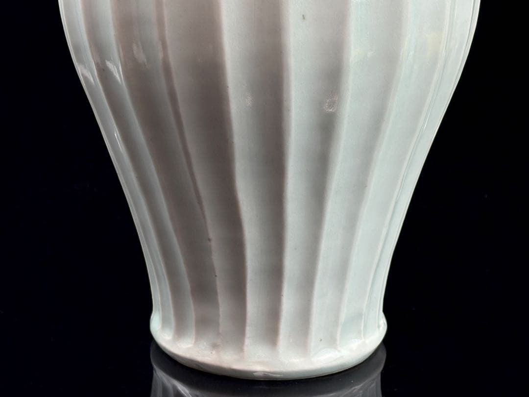 益子焼 名工【瀧田項一】作 白磁鎬手瓶子 共箱 R7112341