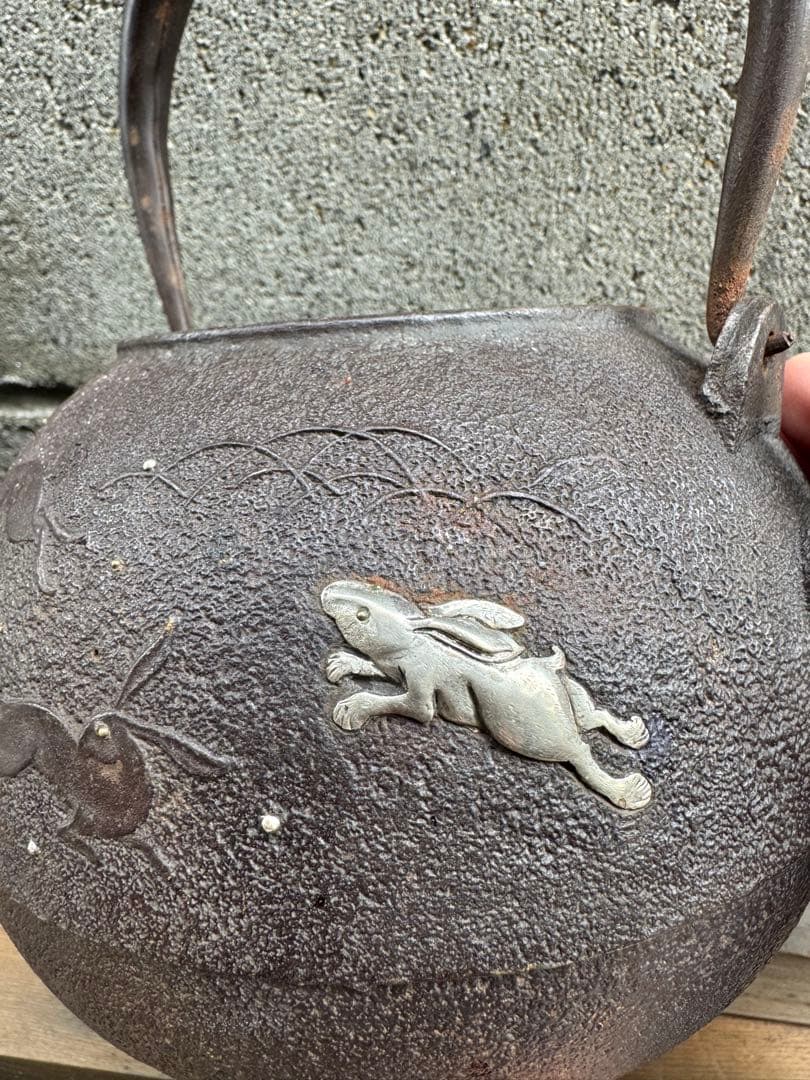 鉄製浮彫り動物模様の鉄瓶 銀象嵌 金粒 - メルカリ