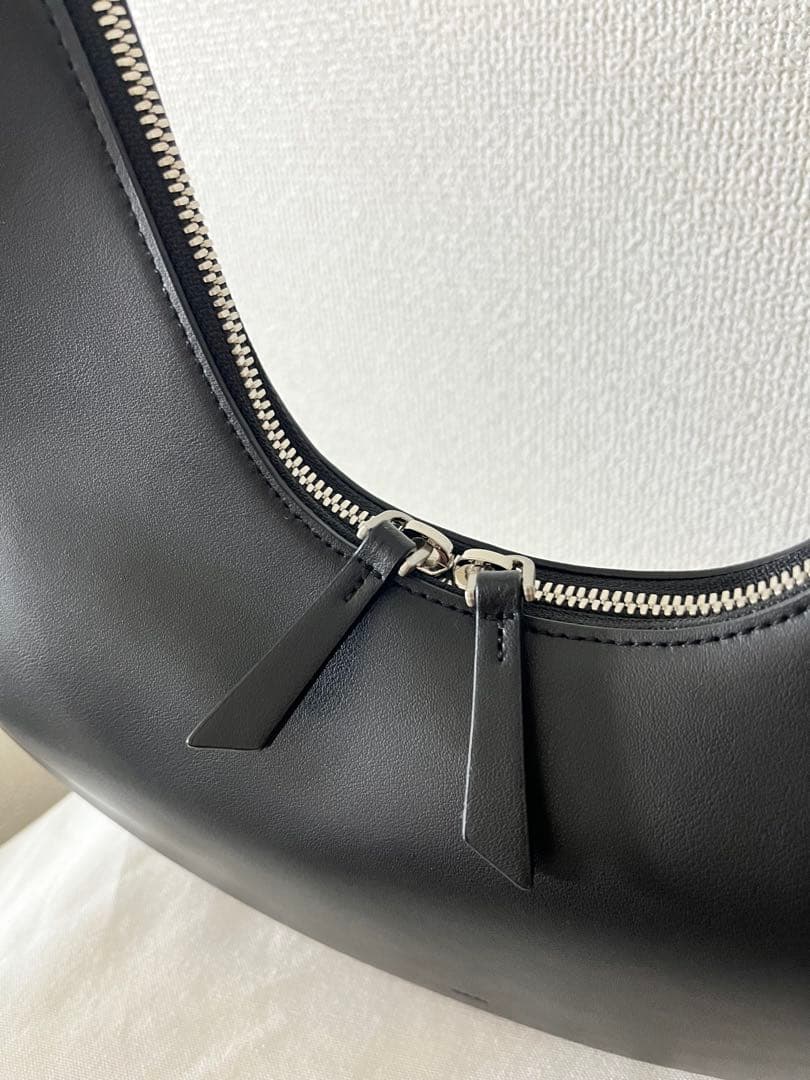 OSOI ブラックレザーハンドバッグ