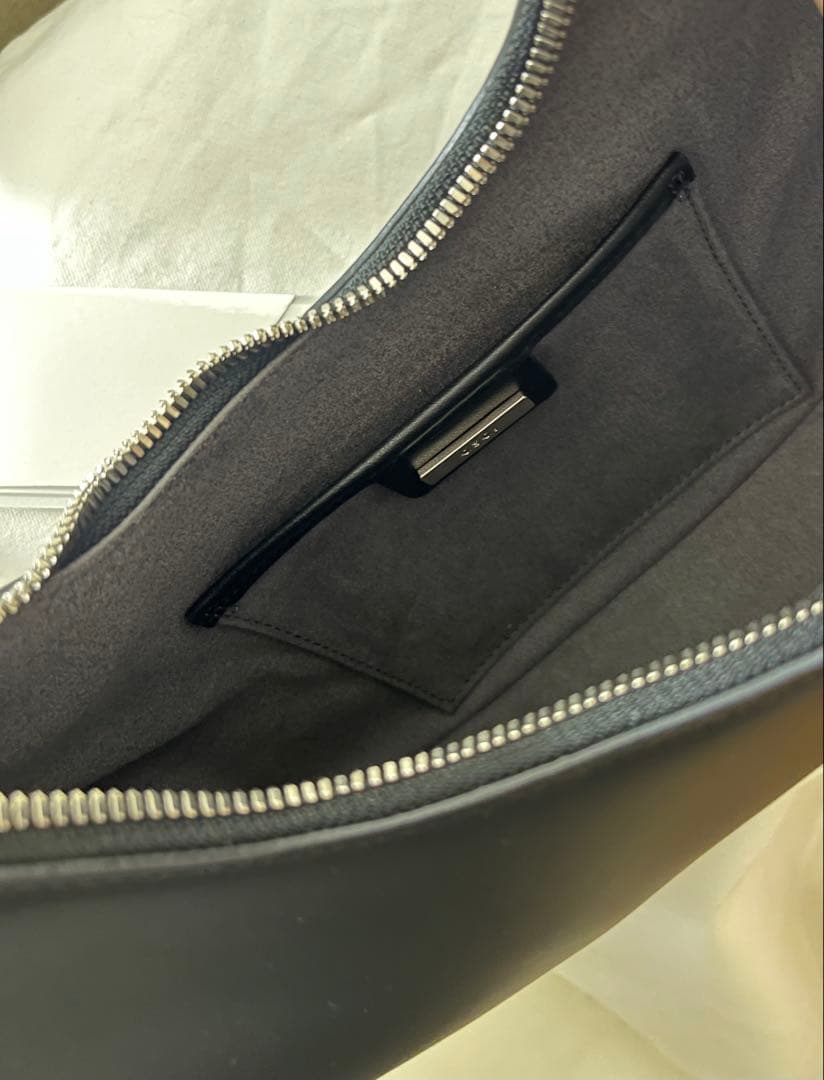 OSOI ブラックレザーハンドバッグ