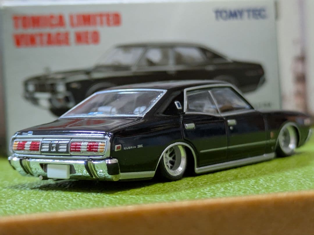 ★ カール　日産　330グロリア、330セド、白、改深リム、ローダウン