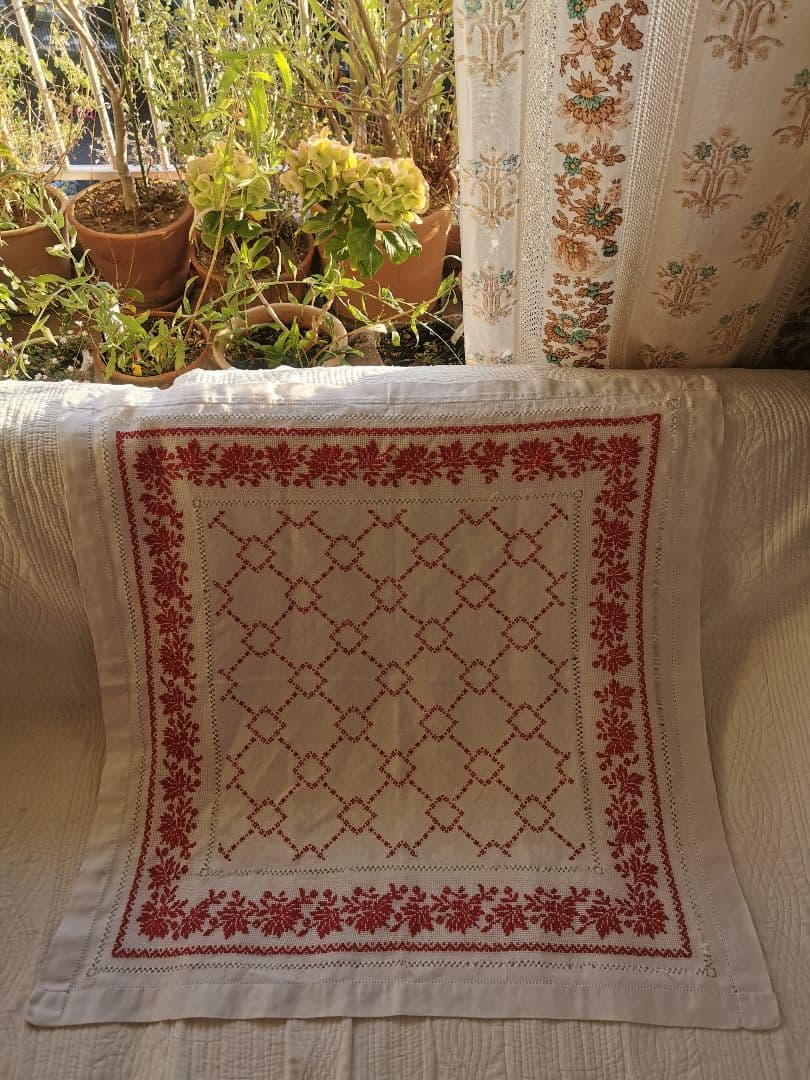 アンティークフランス ダマスク織 四つ葉紋クロス 赤糸小花✙＃刺繍
