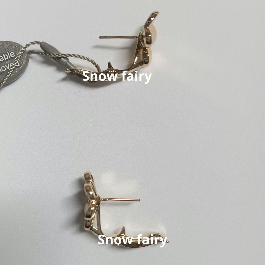 ハイクオリティ 1ストーン付き三つ葉ピアス フラワーピアス YG - メルカリ