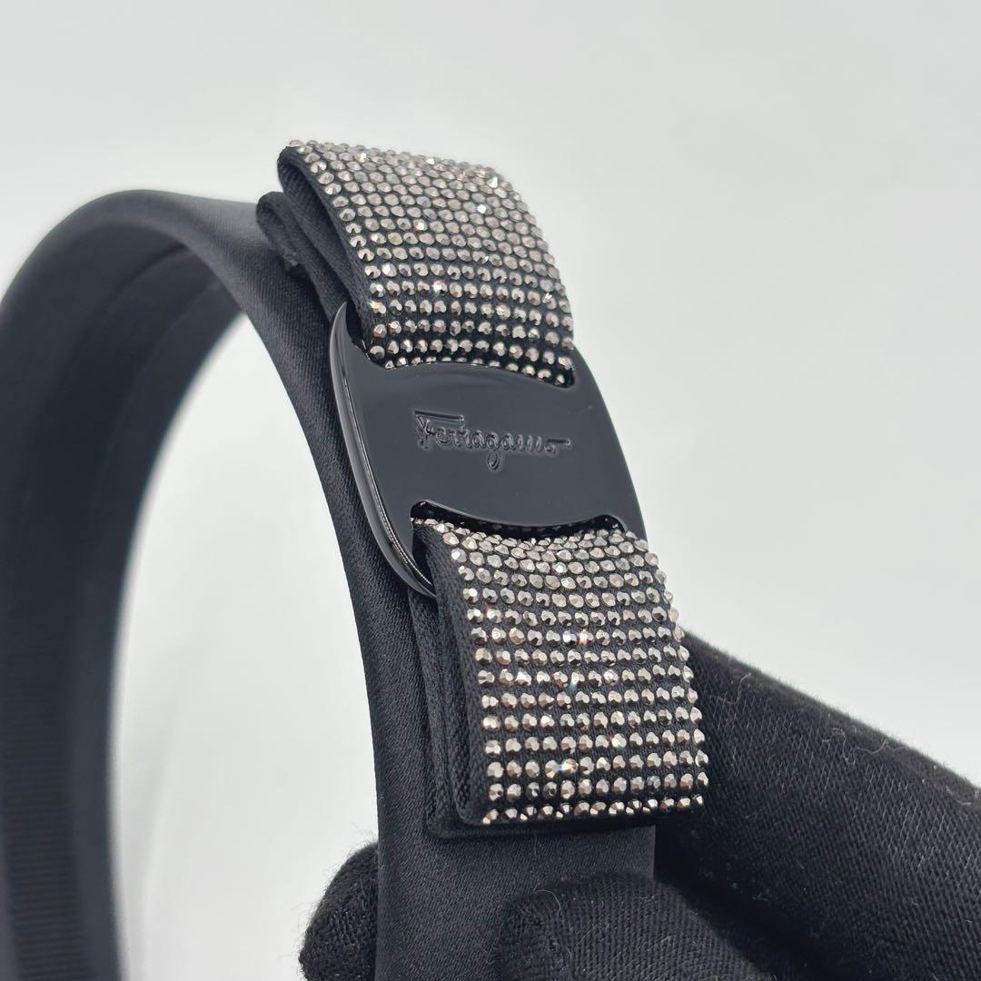 極美品フェラガモ ヴァラリボン サテン ラインストーン カチューシャ ブラック