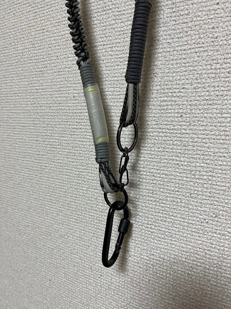B:TOGETHER 乱痴気 ナイロン製グレー系ストラップ カラビナ付き