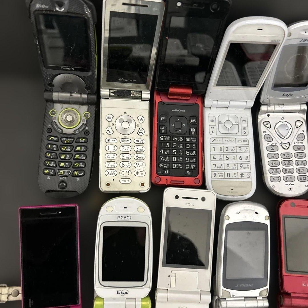 大量 携帯電話 ガラケー docomo/au 他 35台 ジャンク 部品取り