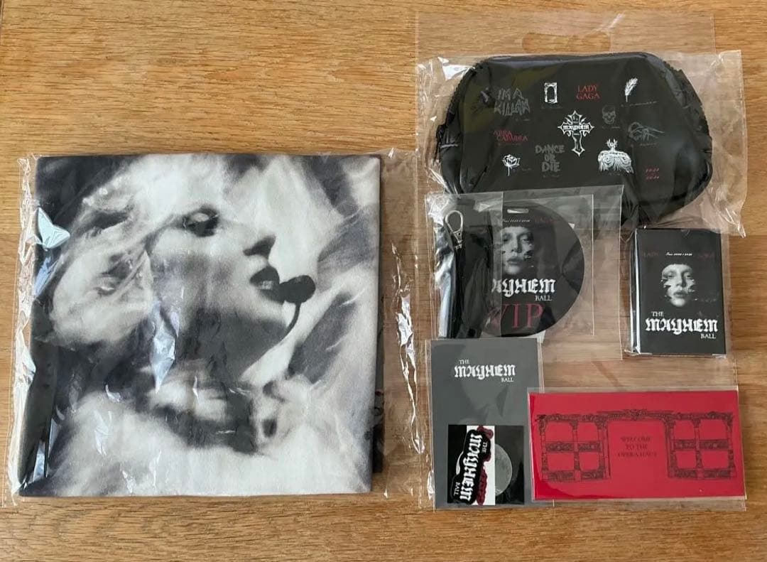 LADY GAGA THE MAYHEM Ball VIP GOLD グッズ - メルカリ