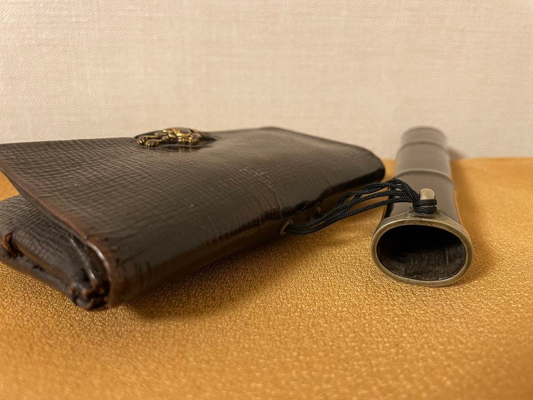 日本製アンティーク キセル筒付き革製タバコ入れ