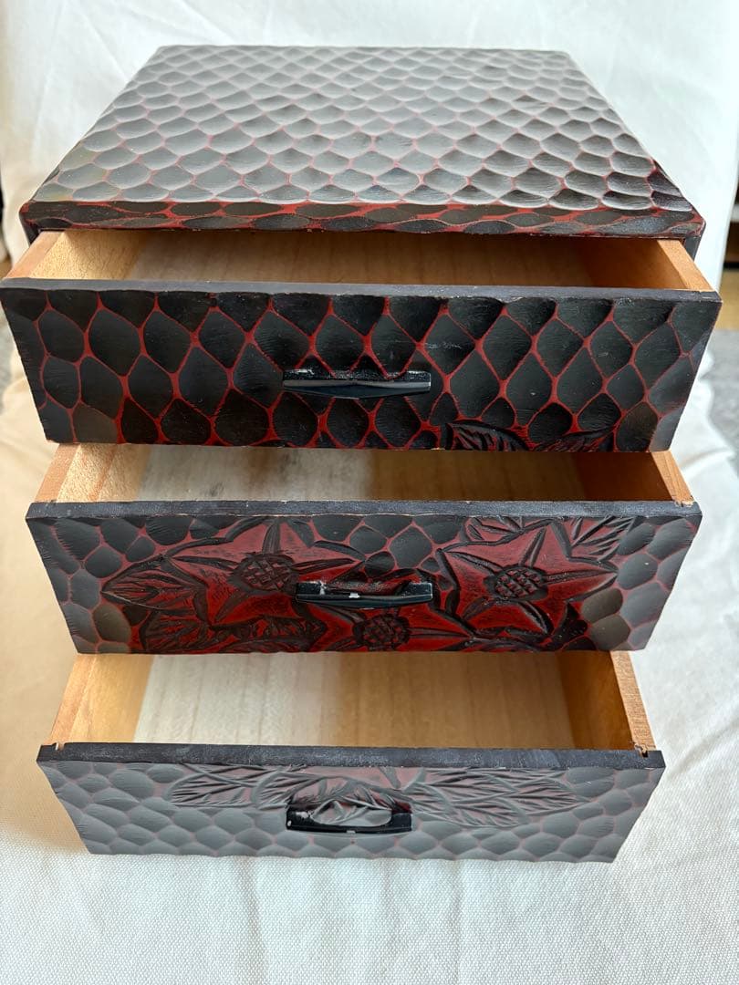 昭和レトロ 3段小物入れ 引き出し 桔梗彫刻花模様 鎌倉彫り - メルカリ
