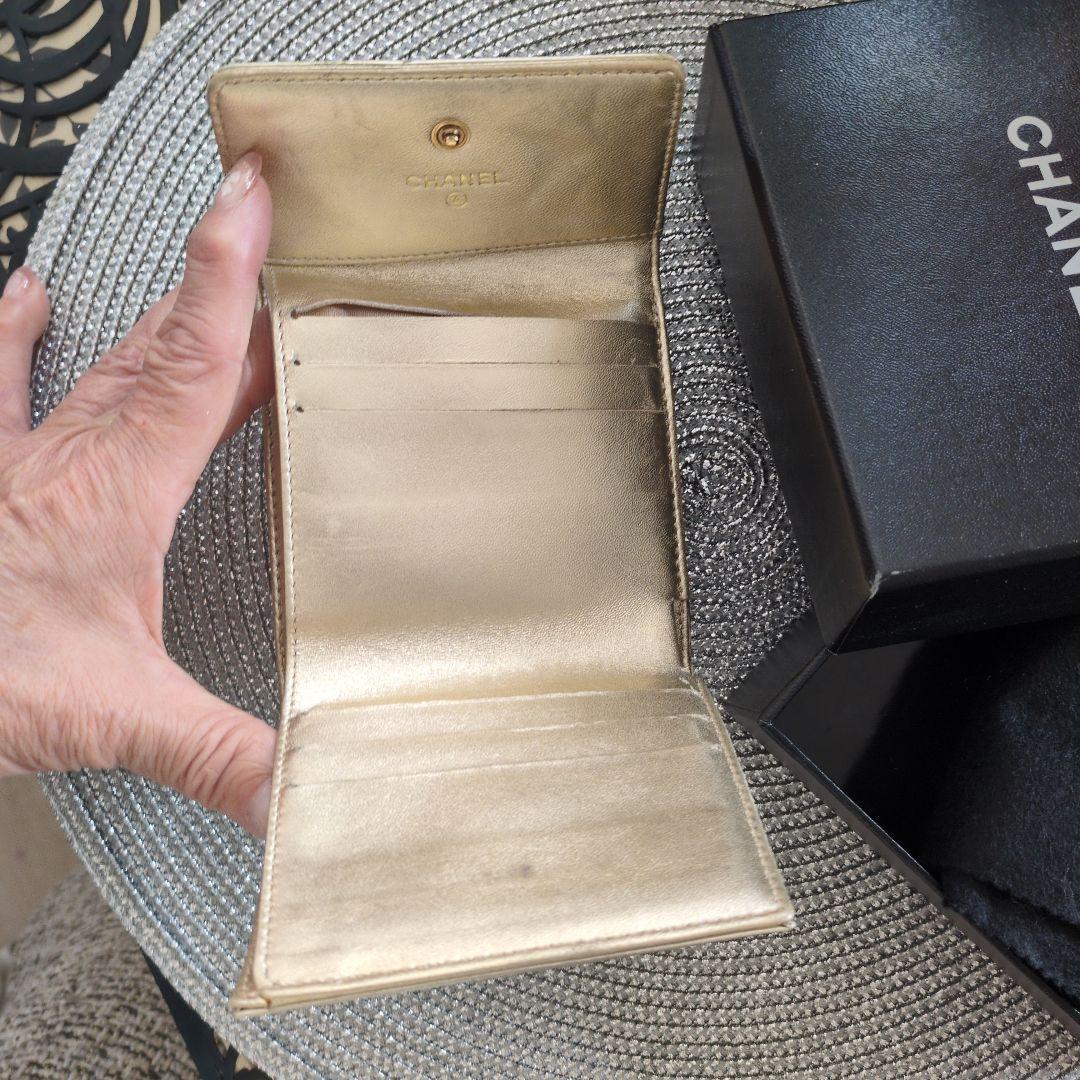 CHANEL ゴールド三つ折り財布 箱付き