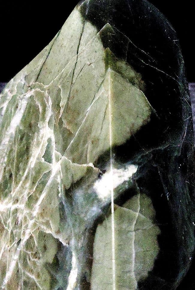 ☆翡翠原石☆幻の翡翠【秩父軟玉・三沢ヒスイ2面カット663g】 - メルカリ