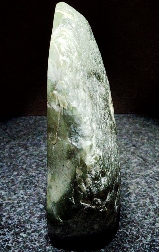 ☆翡翠原石☆幻の翡翠【秩父軟玉・三沢ヒスイ2面カット663g】 - メルカリ