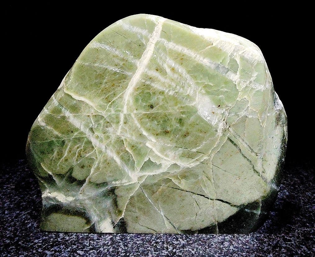 ☆翡翠原石☆幻の翡翠【秩父軟玉・三沢ヒスイ2面カット663g】 - メルカリ