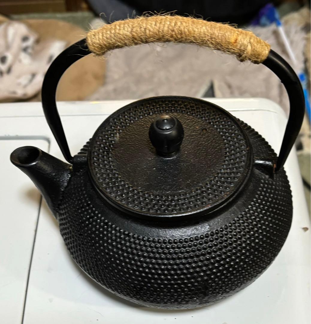 ☆渋い黒い南部鉄器、鋳鉄製鉄瓶 突起模様☆ - メルカリ