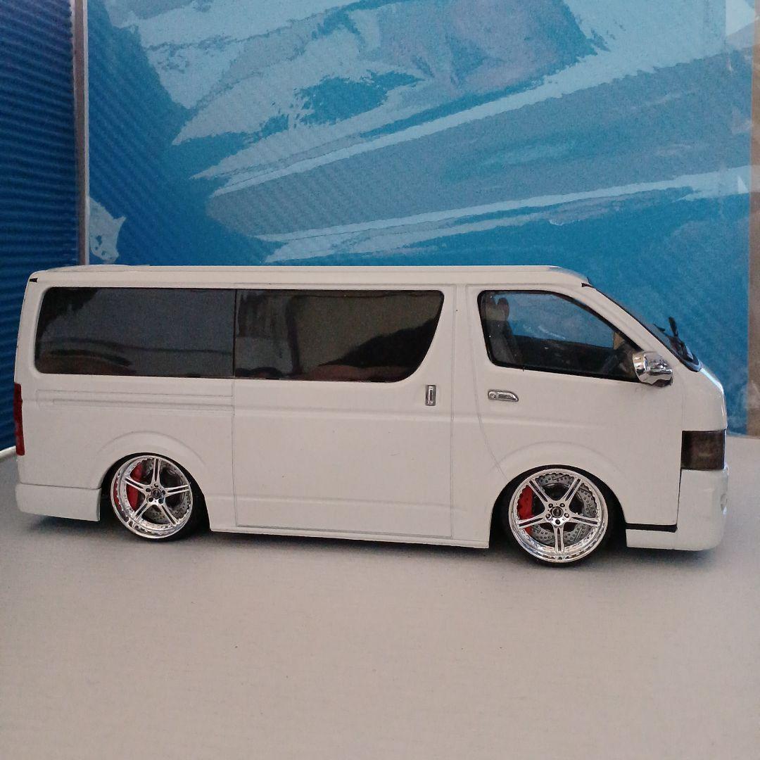 DISMハイエース200 1/24カスタムミニカー
