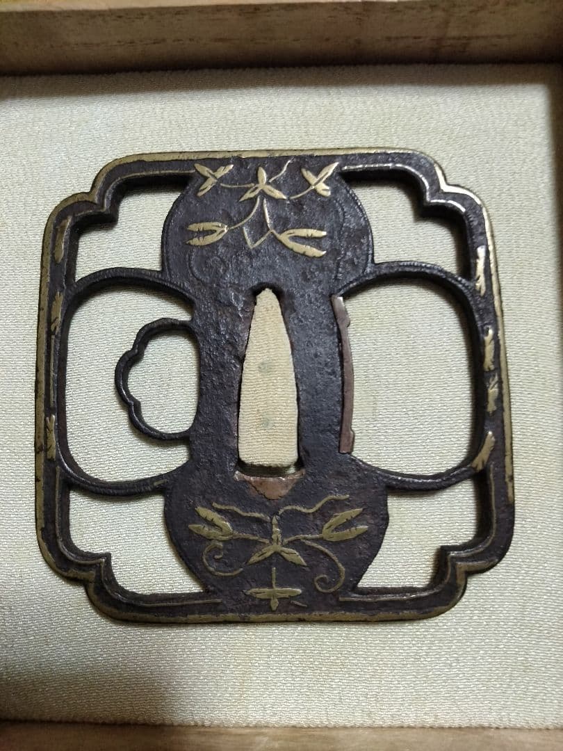 鉄鍔　鐔　(応仁　勝軍草象嵌隅切木瓜大透)　室町〜桃山時代　佐藤寒山先生識箱付き