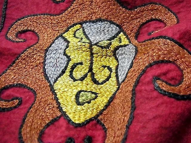 ☆S0812☆四方80㎝ 古い刺繍布 魔除布 ナイン・シャーマン