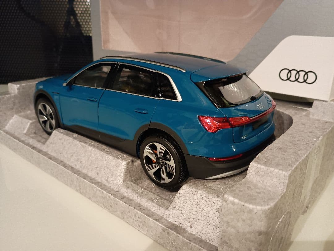 ノレブ NOREV 特注品 アウディ Audi e-tron 1/18