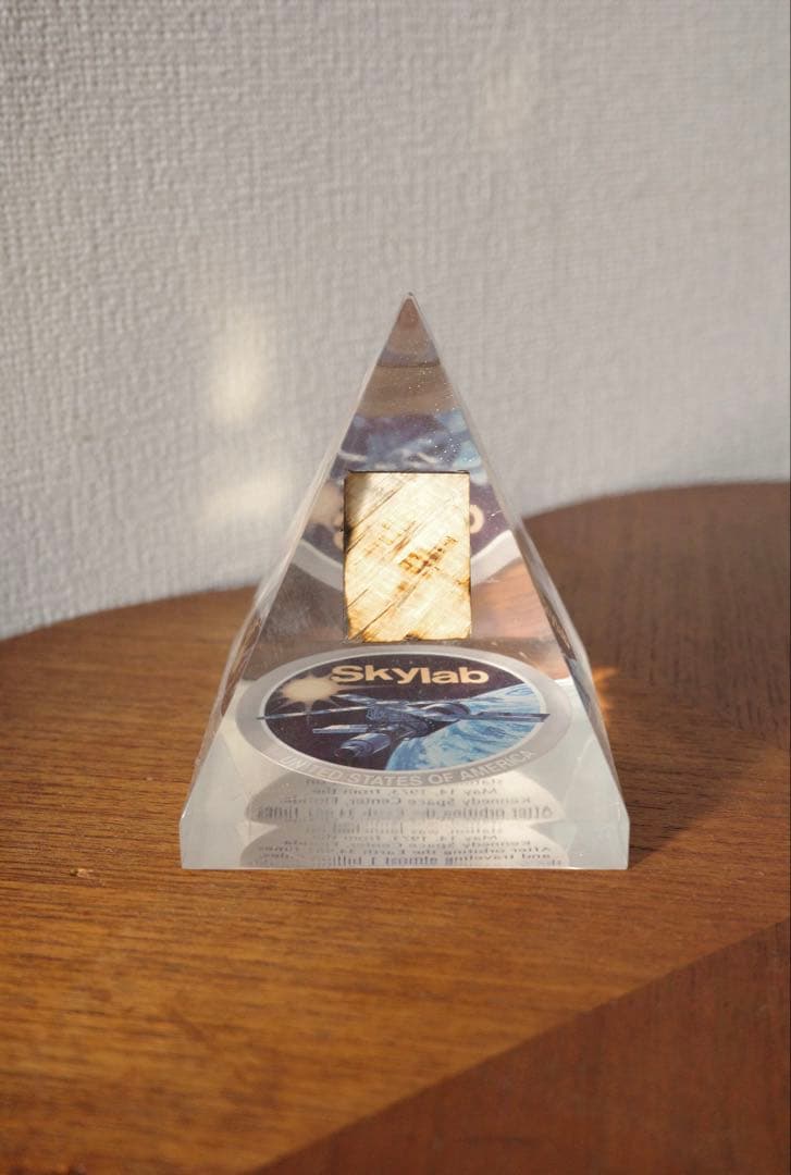 希少 Skylab NASA 実物デブリ アクリル ピラミッド オブジェ/アート 希少 Skylab NASA 実物デブリ/アクリル ピラミッド/オブジェ/アート