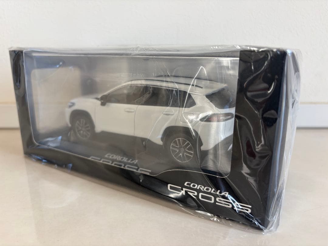 トヨタ　新型カローラクロス　ホワイト　1/30ミニカー