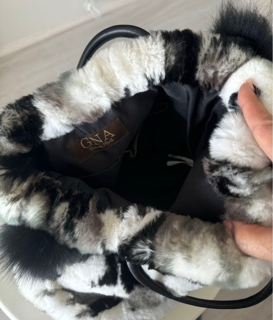 ファー巾着バッグ 白黒模様 レッキス