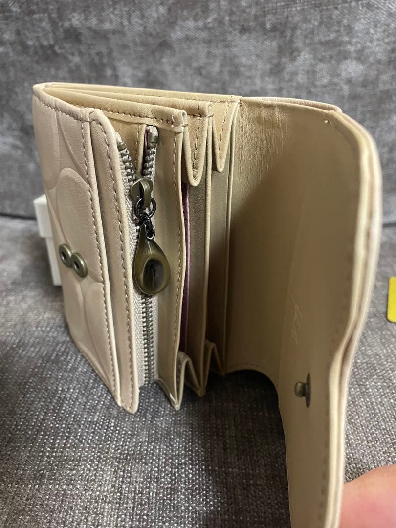 メリクリセール！Shilla シビラ ベージュ 二つ折り財布 新品箱付