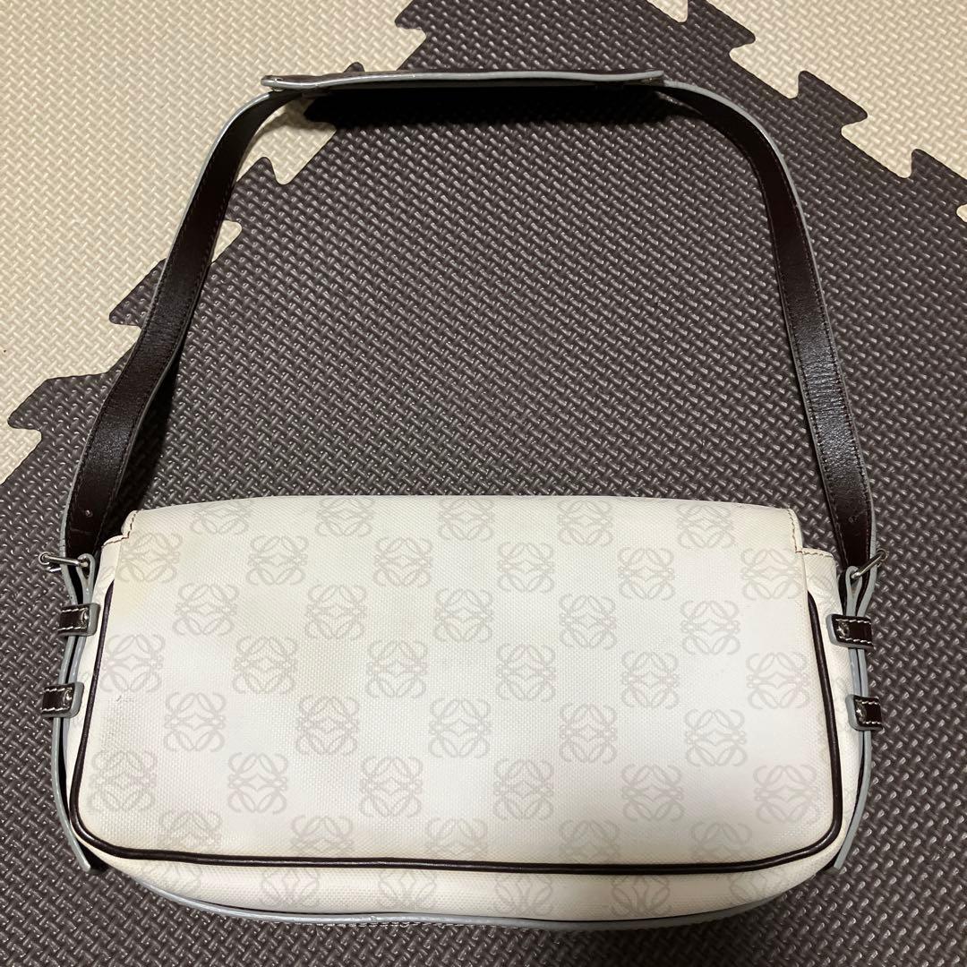LOEWE ロゴ入り ホワイト ショルダーバッグ