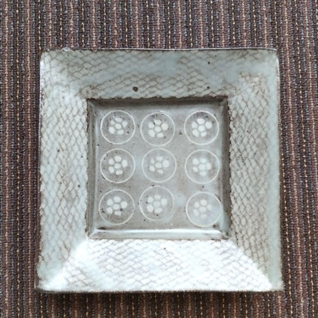 人間国宝　島岡達三　益子焼　地釉象嵌梅文　角皿　箱なし 人間国宝 島岡達三 益子焼 地釉象嵌梅文 角皿 箱なしS