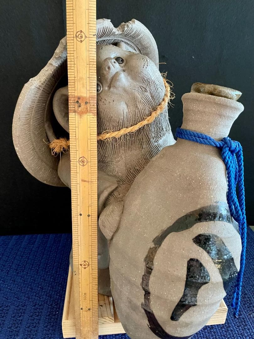 超レア・二六作】狸の酒瓶持ち陶器置物 在落款有 時代物