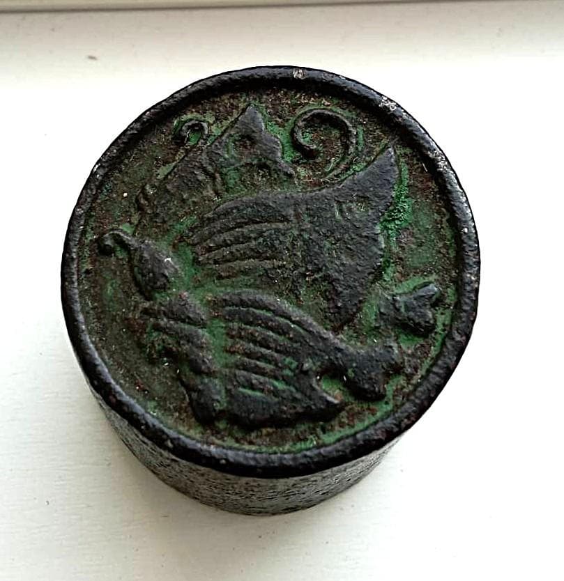 骨董・希少「平家由来の武将/揚羽蝶家紋 鉄製文鎮｜精緻な彫刻と重厚