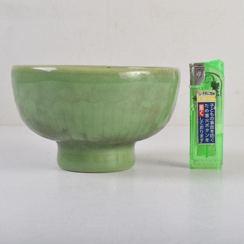 中国　龍泉窯　青磁人形手刻蓮弁文碗　V　8829