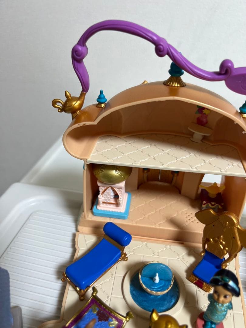 ディズニー、アニメータードール（ミニ）アナ雪、アラジンのフィギュアとお家セット