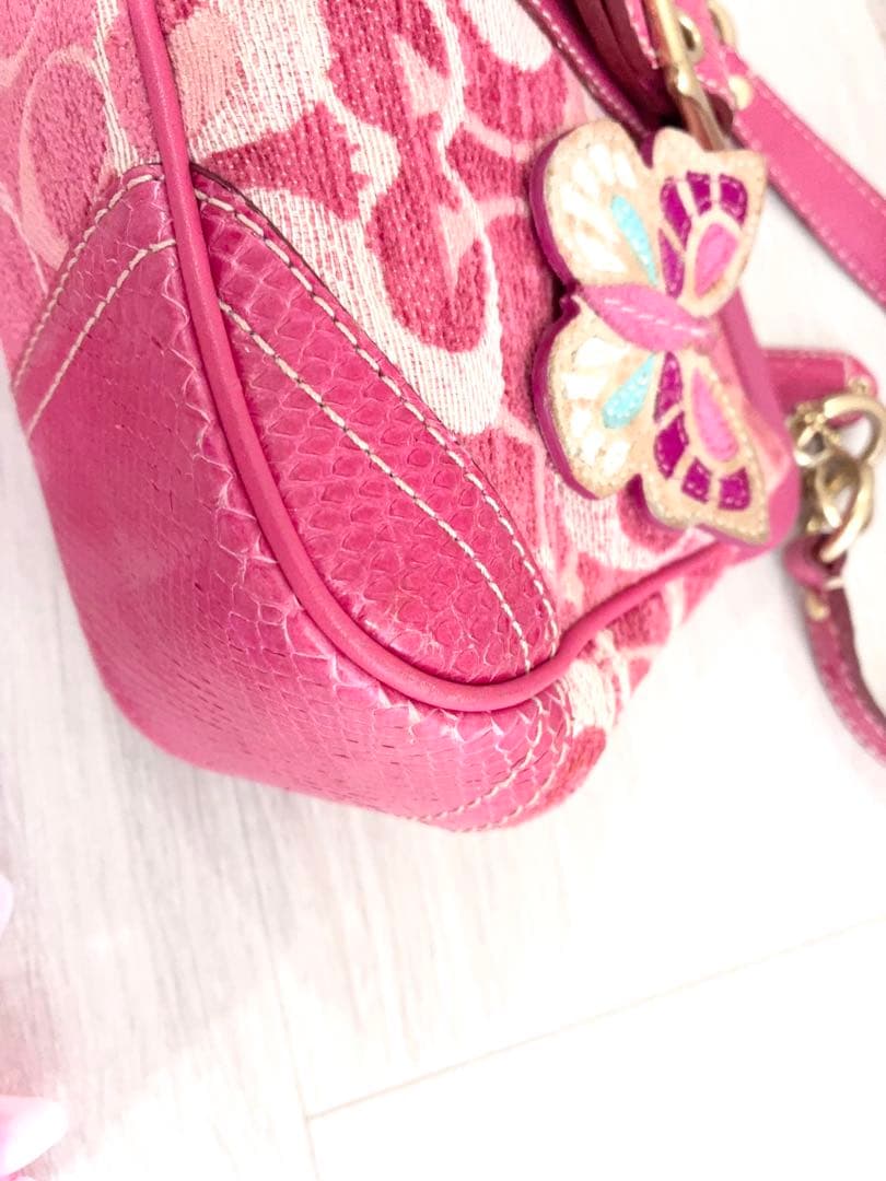 COACH バタフライ　蝶々　バッジ　チャーム　バッグ　ピンク