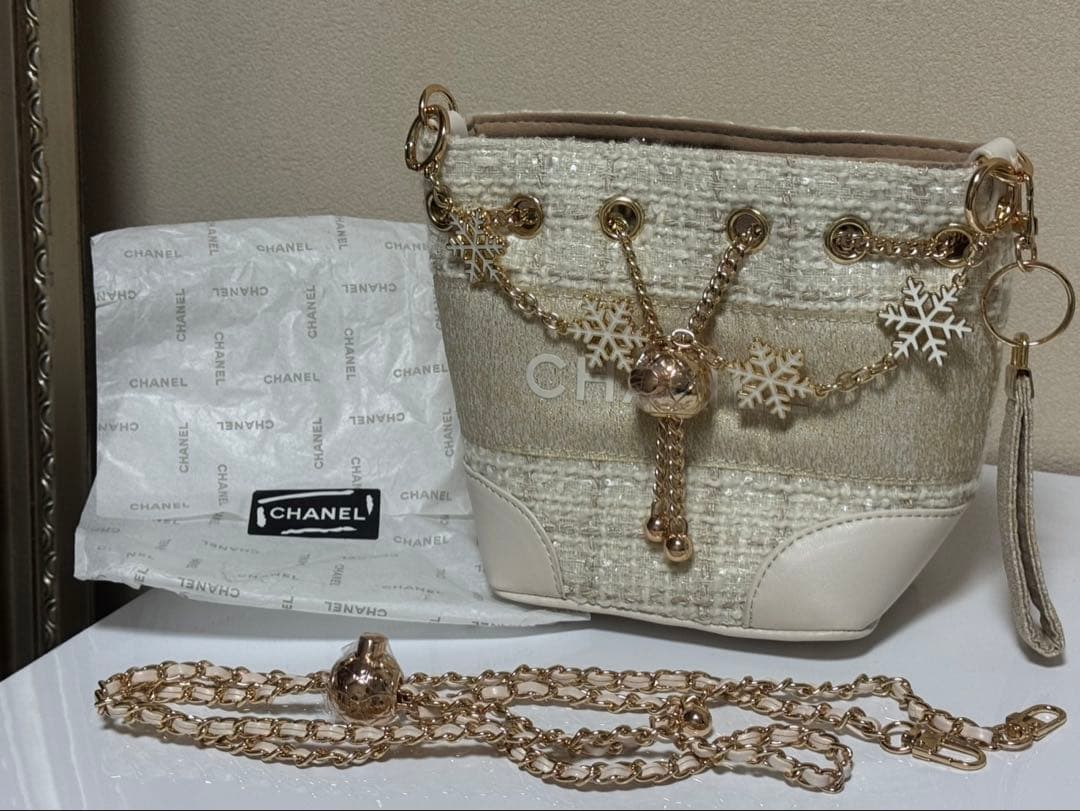 CHANEL シャネルノベルティーバッグゴールドチェーンホワイトラメ