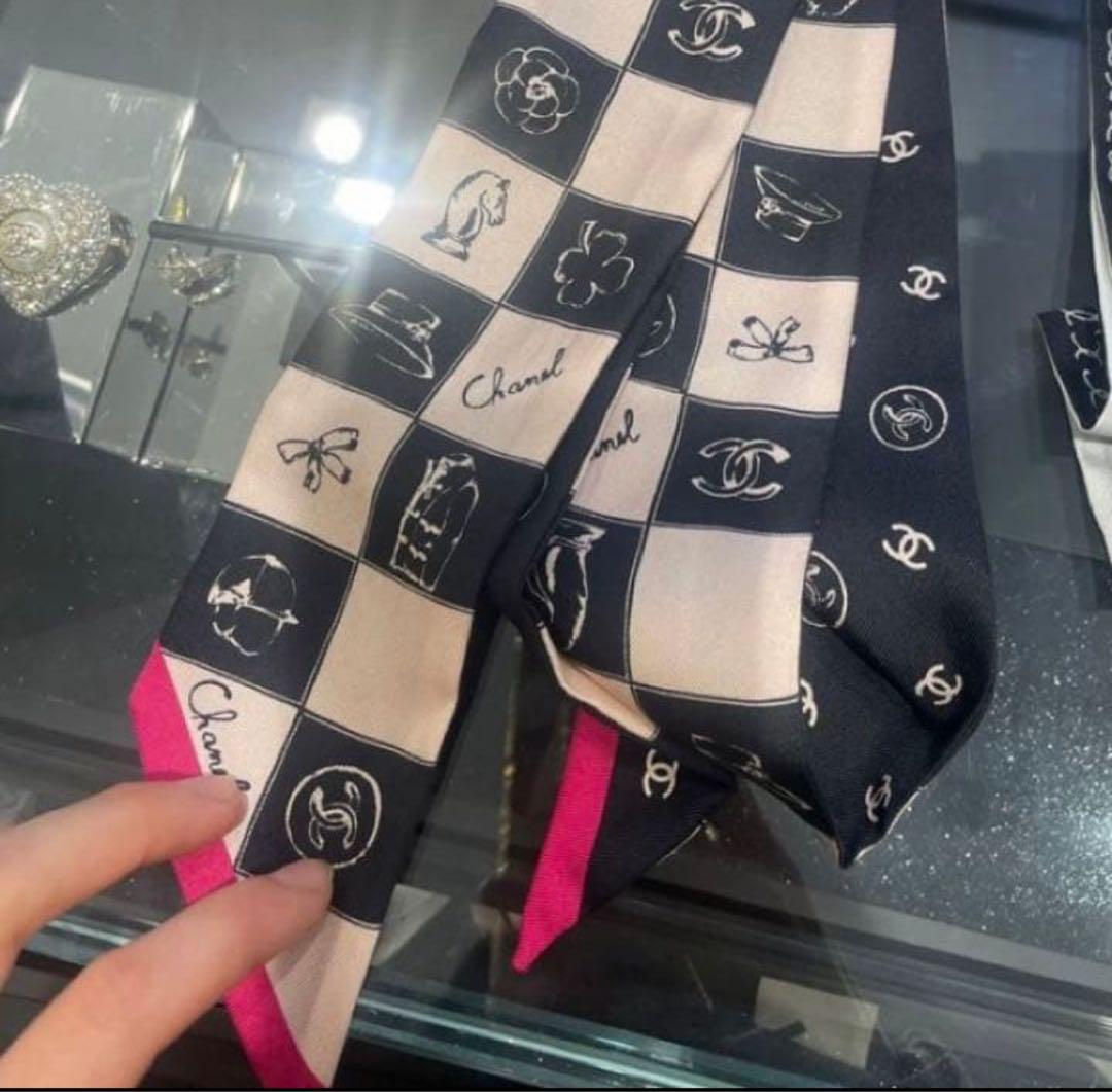 ギフトにぴったり！Chanel シルク スカーフ 黒 ピンク チェック柄