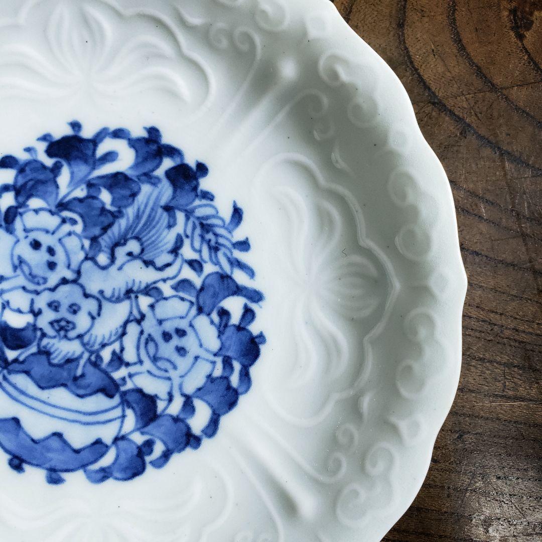 皿 白磁 古伊万里 獅子文様 染付 陽刻縁 牡丹 唐草 明治 大正 ロ号