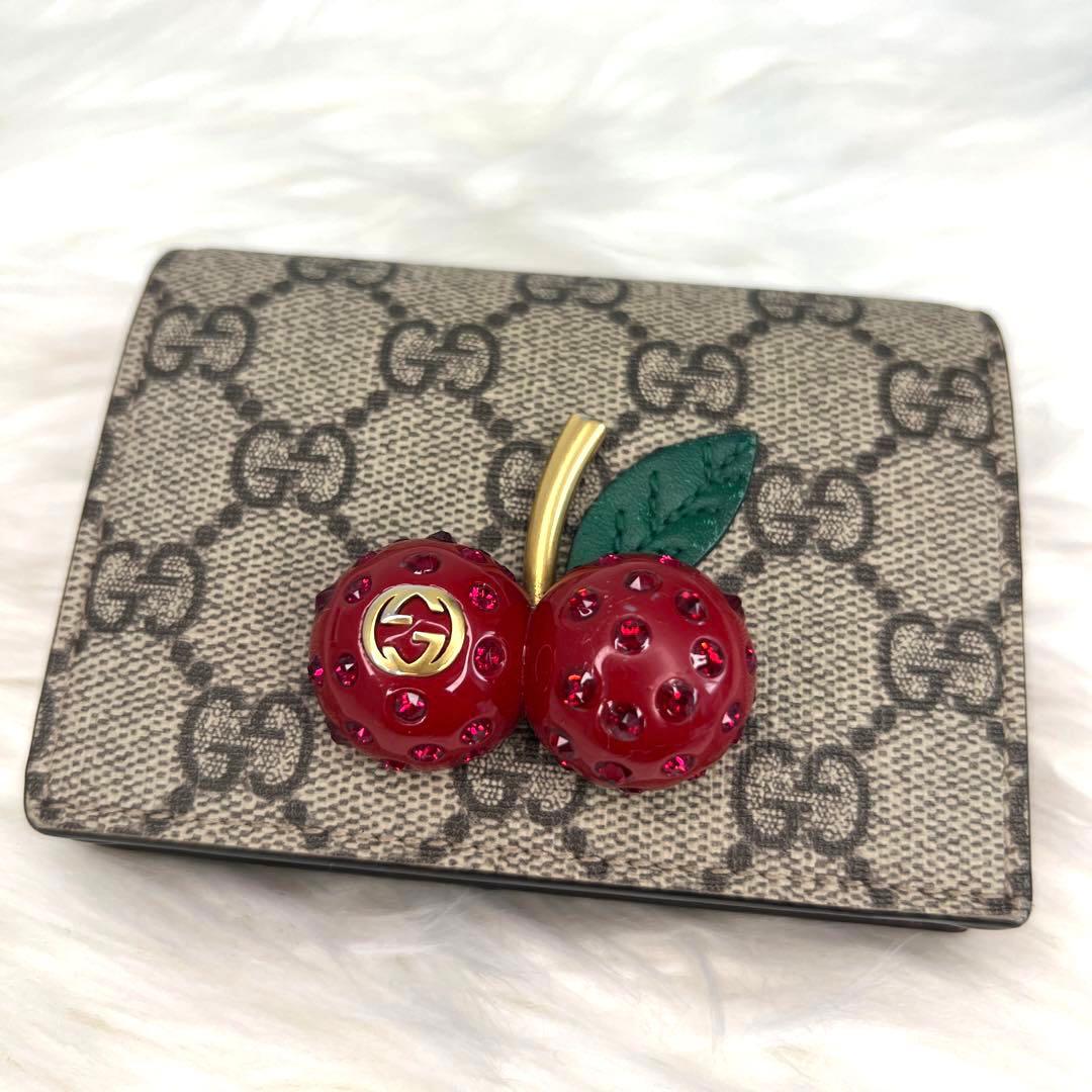 グッチ 二つ折り財布 ストーン欠けなし チェリー GGスプリーム 小売